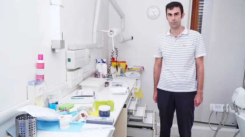 Il dottor Nicola Veclani nel suo studio svaligiato