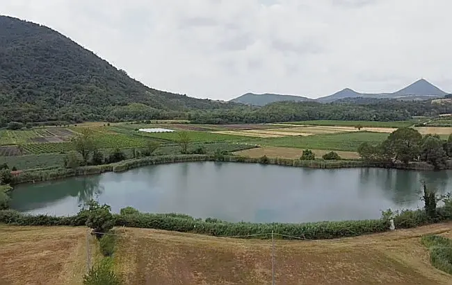 Il fango usato negli alberghi termali viene estratto da due siti: dal lago Costa di Arquà Petrarca e dal lago Lispida di Monticelli di Monselice.