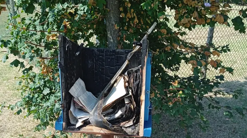 La cassetta dei libri bruciata