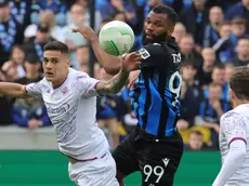epa11327323 Igor Thiago (C) of Brugge in action against Lucas Martinez Quarta (L) of Fiorentina during the UEFA Europa Conference League semi-finals, 2nd leg soccer match between Club Brugge and ACF Fiorentina, in Bruges, Belgium, 08 May 2024. EPA/OLIVIER MATTHYS