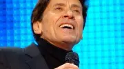 torino 2006 - gianni morandi poco prima del concerto ha espresso la sua delusine per non aver potuto partecipare alla corsa della fiamma olimpica a causa della protesta no global