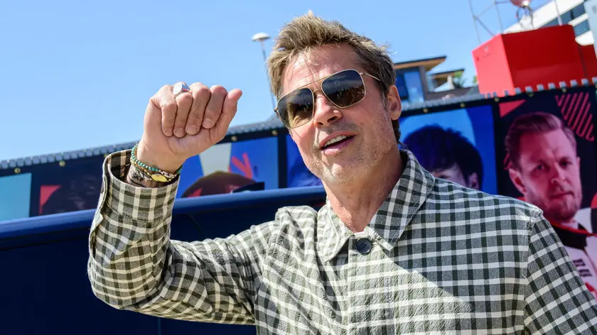 epa10735904 US actor Brad Pitt, playing Sonny Hayes of the fictional Apex team for an F1-inspired movie, arrives for the Formula 1 British Grand Prix 2023, at the Silverstone Circuit race track in Silverstone, Britain, 09 July 2023. EPA/CHRISTIAN BRUNA