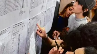 IL KENNEDY. L’istituto di Monselice e, sopra studenti davanti ai tabelloni affissi a scuola