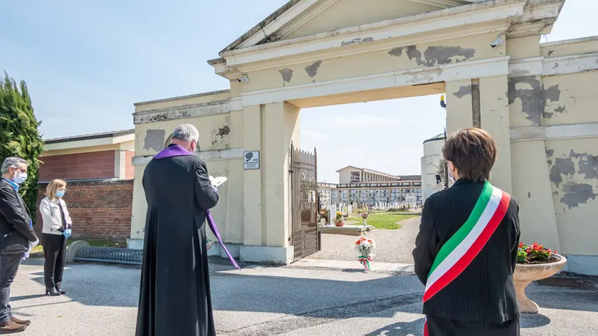 19 aprile 2020. Cerimonia a ricordo degli anziani morti per Coronavirus nel pensionato "Scarmignan" di Merlara. Nella foto: la benedizione.
