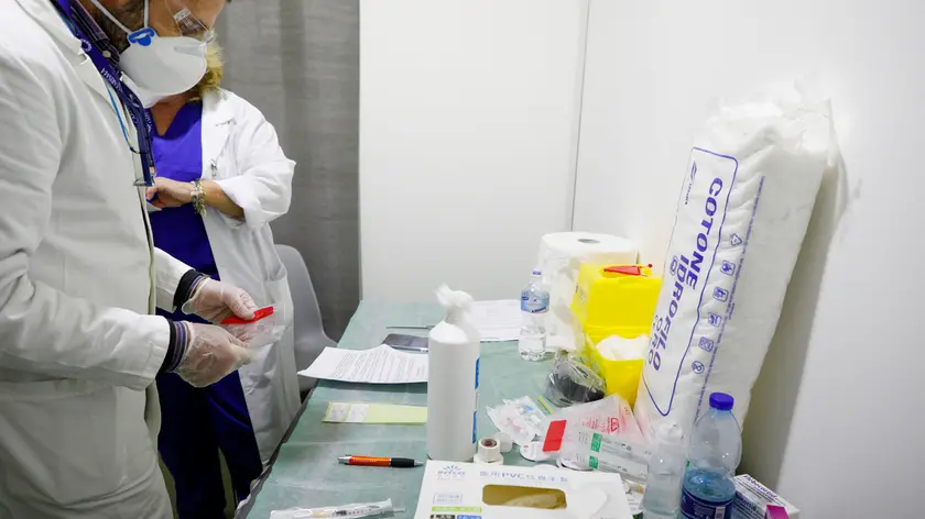 08/01/2021 Napoli, questa mattina, alla Mostra D’Oltremare, è partita la somministrazione del vaccino anti Covid-19, e subito migliaia di persone si sono messe in fila per vaccinarsi