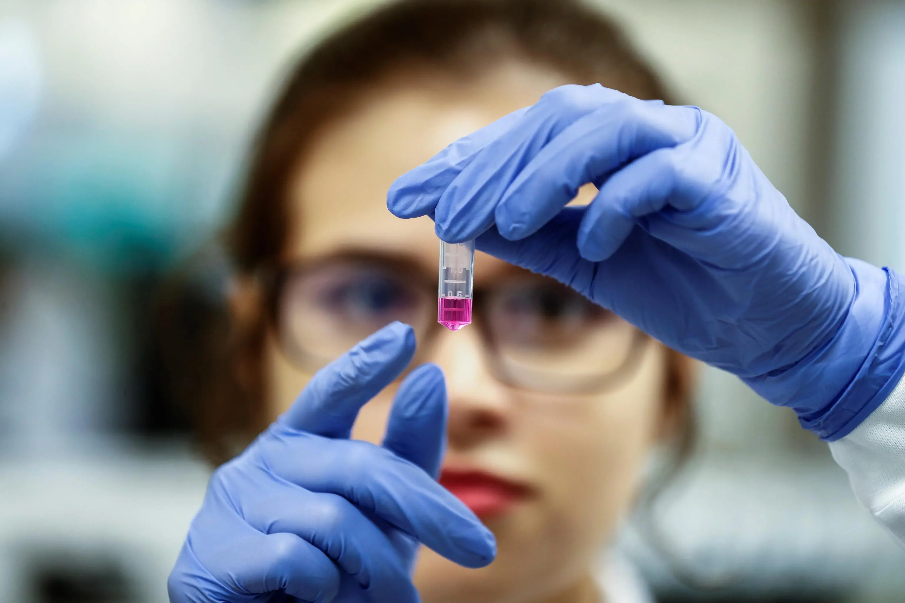 epa08303750 Brazilian scientist in the Immunology laboratory of the Heart Institute (Incor) of the Faculty of Medicine of the University of Sao Paulo, in Sao Paulo, Brazil, 17 March 2020 (issued 18 March 2020). Brazilian scientists develop a coronavirus vaccine with a different method than those used so far by the pharmaceutical industry and groups of researchers from other countries, who expect it to be tested on animals in the coming months. It is the current great challenge of the international scientific community and Brazil, as a power in Latin America, has joined this agonizing race to discover an effective immune response against the virus that has paralyzed half the world, although it has done so with a different approach. Meanwhile, Brazilians remain skeptical about the extent of this global pandemic in the country, where there are about 300 confirmed cases and at least one death from COVID-19. EPA/Sebastiao Moreira