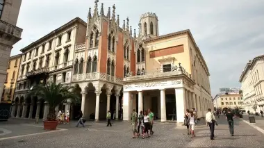 Il Caffè Pedrocchi e, fianco, Giuliano Pisani presidente di commissione