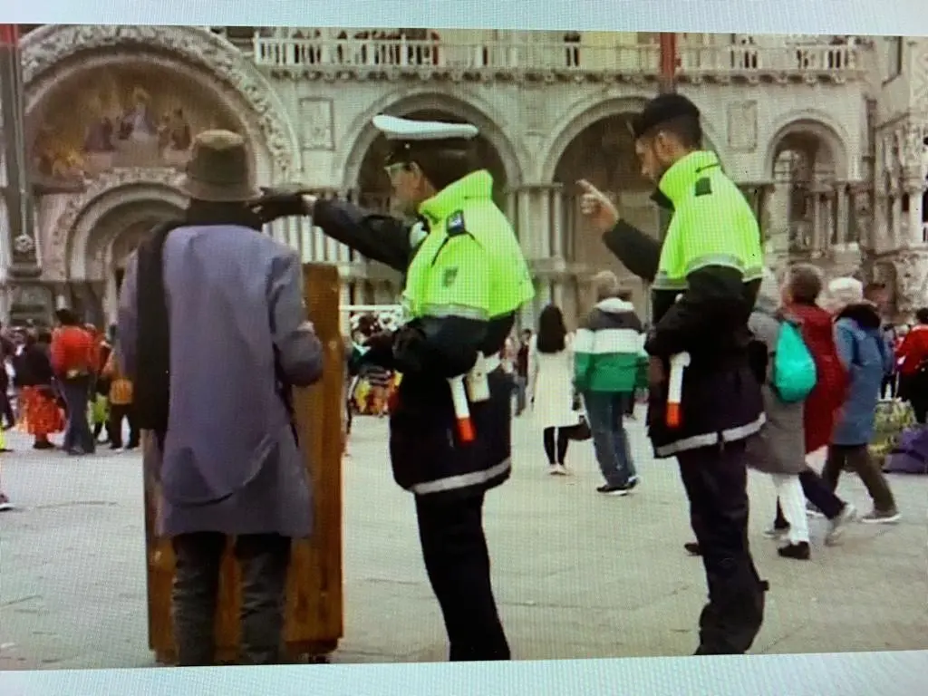I vigili cacciano Banksy da piazza San Marco