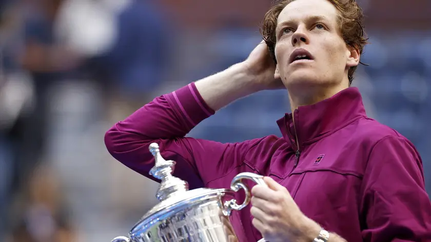 epa11593854 Jannik Sinner of Italy holds the U.S. Open Championship Trophy after his victory against Taylor Fritz of the United States during their men's final match of the US Open Tennis Championships at the USTA Billie Jean King National Tennis Center in Flushing Meadows, New York, USA, 08 September 2024. The US Open tournament runs from 26 August through 08 September. EPA/CJ GUNTHER
