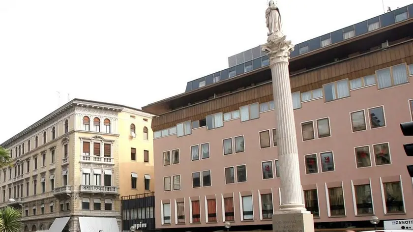 Il palazzo di piazza Garibaldi dove ha sede lo studio del commercialista Castellini