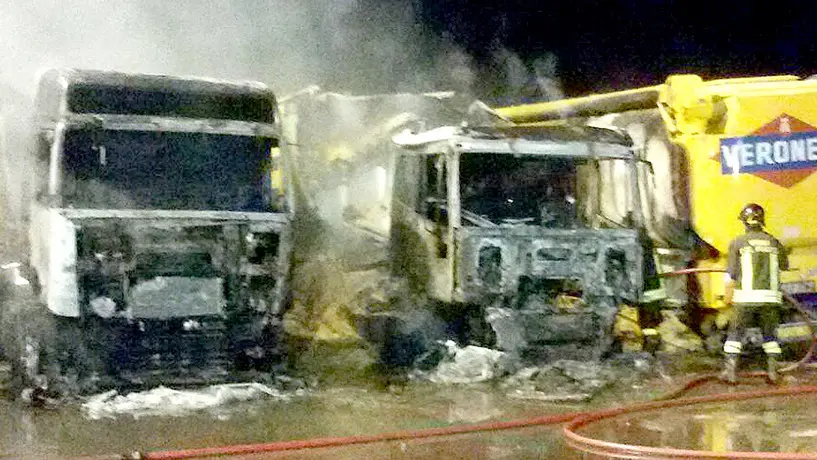 CESARO - AG.ZANGIROLAMI - 12/07/2015 - ospedaletto - via aldo rossi 3 - incendio allo stabilimento veronesi mangimi NELLA FOTO: L'INTERVENTO DEI VIGILI DEL FUOCO PH ZANGIROLAMI
