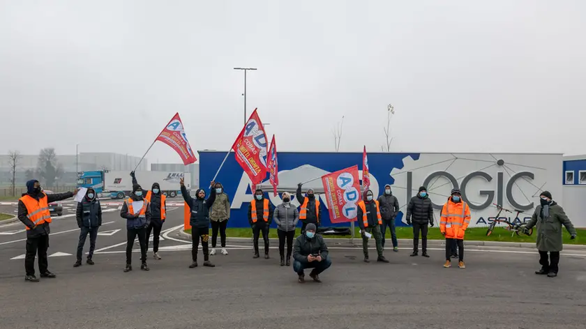 Monselice (PD), 21 dicembre 2020. Protesta lavoratori di Aster Coop davanti ad Agrologic. Nella Foto: foto di gruppo dei lavoratori davanti ad Agrologic
