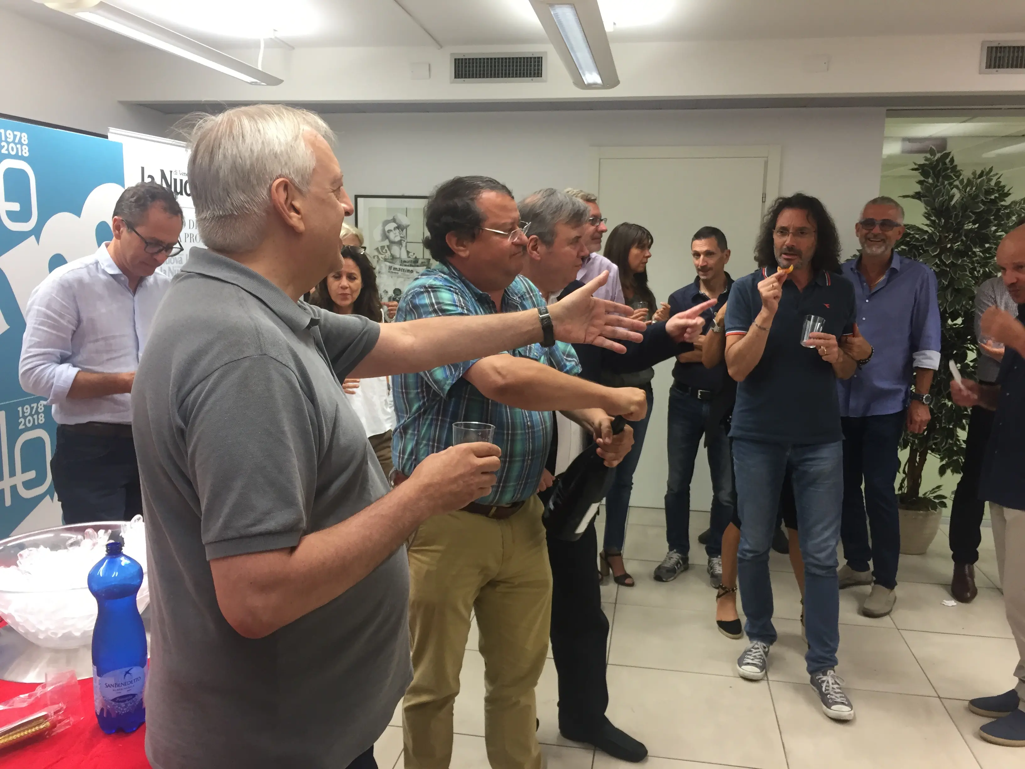 Il momento dei brindisi in redazione