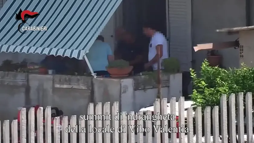 Un fermo immagine tratto dal video dei ROS dei carabinieri mostra una intercettazione ambientale durante l'operazione per l'esecuzione di un'ordinanza di custodia cautelare del gip di Catanzaro su richiesta della Dda a carico di 334 persone. L'operazione 'Rinascita-Scott' ha disarticolato tutte le organizzazioni di 'ndrangheta operanti nel Vibonese e facenti capo alla cosca Mancuso di Limbadi. Complessivamente sono 416 gli indagati, accusati a vario titolo di associazione mafiosa, omicidio, estorsione, usura, fittizia intestazione di beni, riciclaggio e altri reati aggravati dalle modalità mafiose. ANSA/CARABINIERI EDITORIAL USE ONLY NO SALES