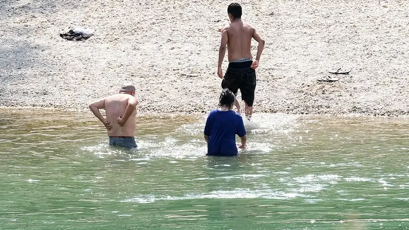 Bagnanti sull'ansa di fiume dove sono morti i due ragazzi