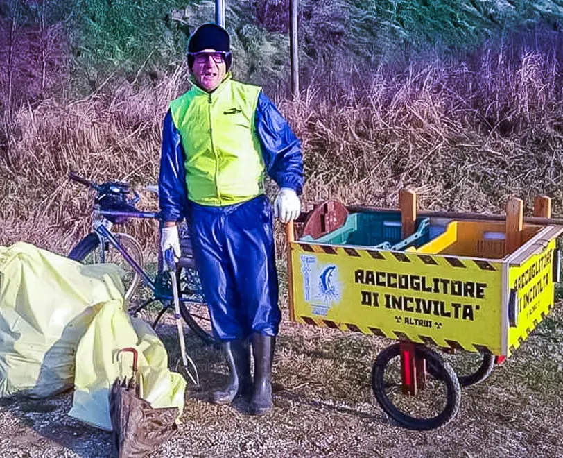 Stanghella (PD) 22 Gennaio 2020. Luciano Strabello pulisce per senso civico le strade di Montagnana