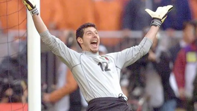 Francesco Toldo fotografato nel 2000 quando grazie alle sue parate sui rigori dell’Olanda ci portò in finale