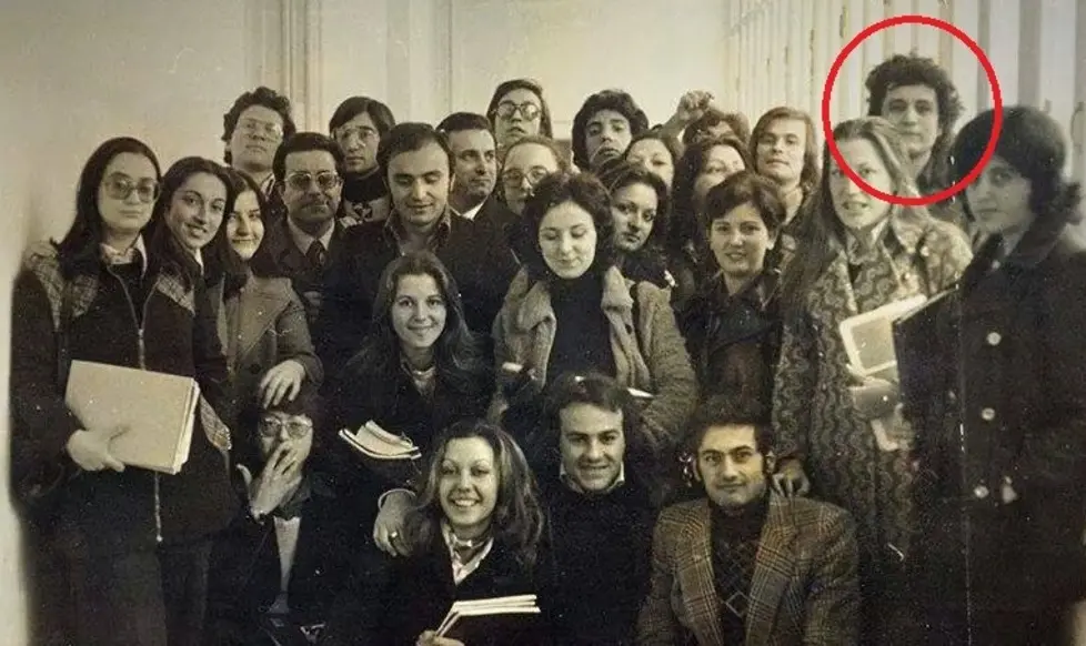 Foto di classe, Pino Daniele evidenziato dal cerchietto