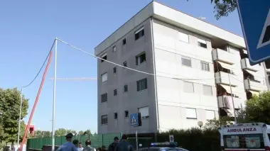 MORTE DOPO UN LITIGIO. Da sinistra, il palazzo delle Poste in via Luxardo a Torre dove si è verificata la tragedia; il balcone da cui è scivolato e sullo sfondo uno degli stranieri con la testa bendata dopo il litigio sfociato in rissa fra i tre profughi accolti a Torre