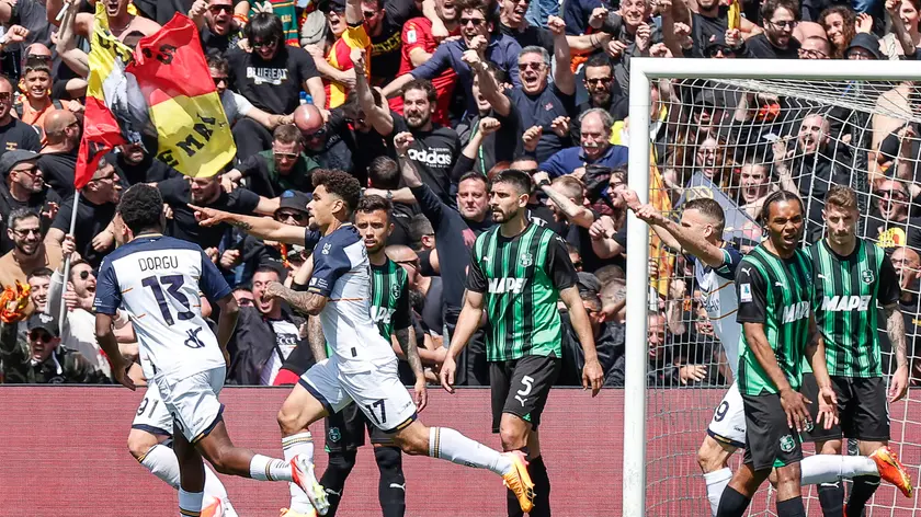 epa11291521 Lecce's Valentin Gendrey jubilates after scoring during the Italian Serie A soccer match US Sassuolo vs US Lecce at Mapei Stadium in Reggio Emilia, Italy, 21 April 2024. EPA/SERENA CAMPANINI