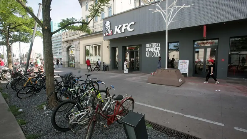 BASCHIERI-AGENZIA BIANCHI-PADOVA - PIAZZETTA KFC DAVANTI STAZIONE