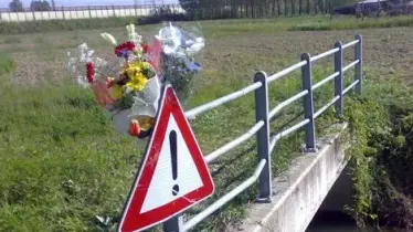 IN VIA LUGANEGA Un mazzo di fiori nel punto dello schianto
