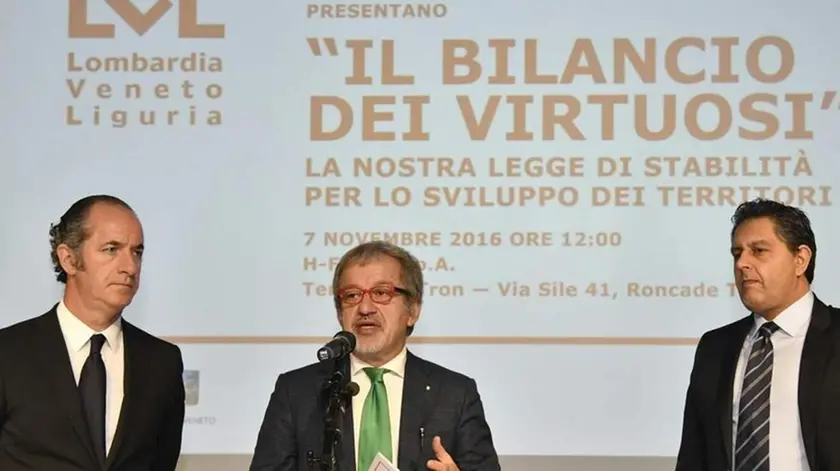 L'intervento del presidente di Regione Lombardia Roberto Maroni al trilaterale 'Il Bilancio dei virtuosi' con i governatori della Liguria, Giovani Toti, e del Veneto, Luca Zaia, Roncade (Treviso), 7 novembre 2016. ANSA/ REGIONE LOMBARDIA +++ ANSA PROVIDES ACCESS TO THIS HANDOUT PHOTO TO BE USED SOLELY TO ILLUSTRATE NEWS REPORTING OR COMMENTARY ON THE FACTS OR EVENTS DEPICTED IN THIS IMAGE; NO ARCHIVING; NO LICENSING +++
