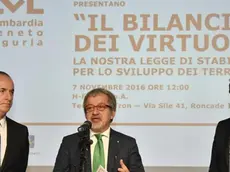 L'intervento del presidente di Regione Lombardia Roberto Maroni al trilaterale 'Il Bilancio dei virtuosi' con i governatori della Liguria, Giovani Toti, e del Veneto, Luca Zaia, Roncade (Treviso), 7 novembre 2016. ANSA/ REGIONE LOMBARDIA +++ ANSA PROVIDES ACCESS TO THIS HANDOUT PHOTO TO BE USED SOLELY TO ILLUSTRATE NEWS REPORTING OR COMMENTARY ON THE FACTS OR EVENTS DEPICTED IN THIS IMAGE; NO ARCHIVING; NO LICENSING +++