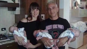 TRA LE BRACCIA DEI GENITORI. I gemellini Jacopo, Edoardo e Tommaso