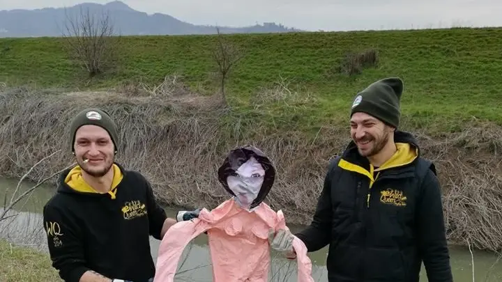 La bambola gonfiabile recuperata nel canale