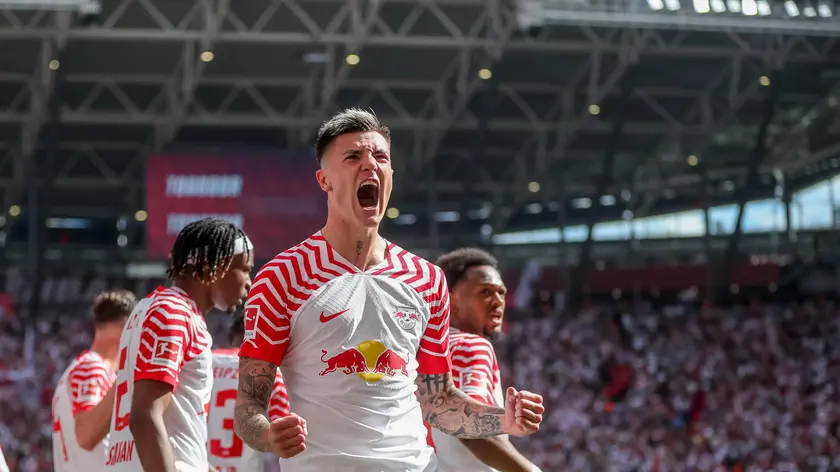 epa11305201 Leipzig's Benjamin Sesko (C) celebrates with teammates after scoring during the German Bundesliga soccer match between RB Leipzig and Borussia Dortmund in Leipzig, Germany, 27 April 2024. EPA/MARTIN DIVISEK CONDITIONS - ATTENTION: The DFL regulations prohibit any use of photographs as image sequences and/or quasi-video.