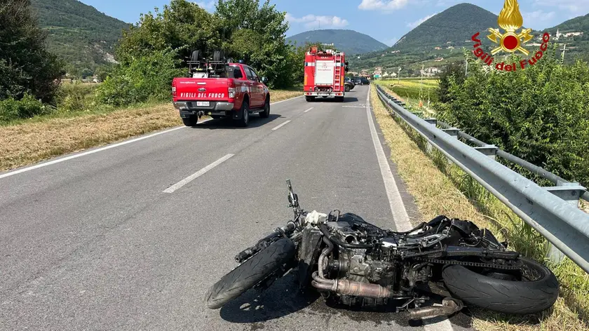 La moto del ventiduenne sul luogo dell’incidente a Baone