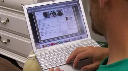 - Un ragazzo di fronte ad una chat