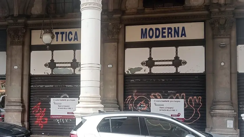 Le serrande abbassate dell’Ottica Moderna in piazza delle Erbe a Padova