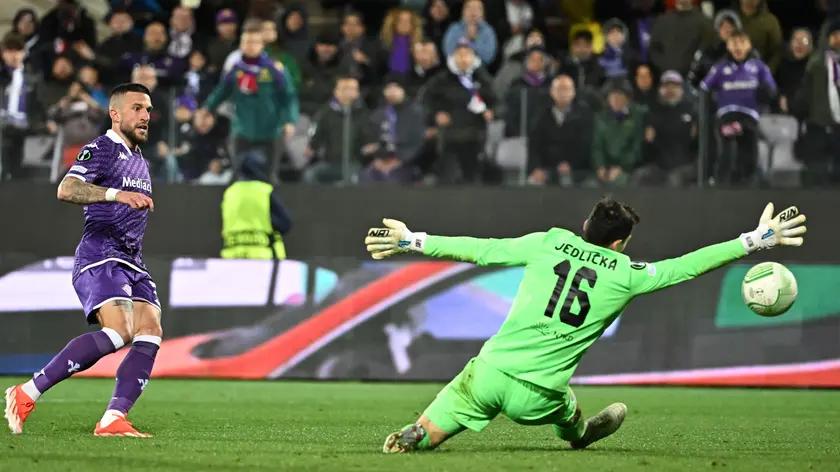 epa11287149 Fiorentina's Cristiano Biraghi scores the 2-0 goal during the UEFA Europa Conference League Quarter-finals 2nd leg soccer match between ACF Fiorentina and Viktoria Plzen, in Florence, Italy, 18 April 2024. EPA/CLAUDIO GIOVANNINI