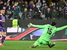 epa11287149 Fiorentina's Cristiano Biraghi scores the 2-0 goal during the UEFA Europa Conference League Quarter-finals 2nd leg soccer match between ACF Fiorentina and Viktoria Plzen, in Florence, Italy, 18 April 2024. EPA/CLAUDIO GIOVANNINI