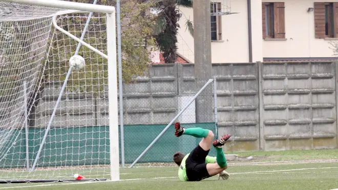 Solesino, 18.09.2012 Partita di calcio Solesinese - Vigontina Nella foto: il tiro di Bottin (Solesino) supera Coppo (vigontina) ph. Zangirolami