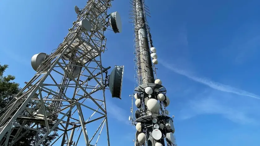 Il grande pennone che ha sostituito le antenne abusive sul Cero