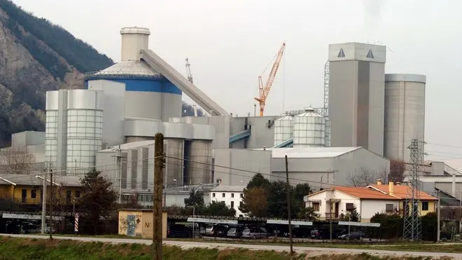 Nuova ciminiera alla Cementeria di Monselice. ph. Zangirolami Provincia