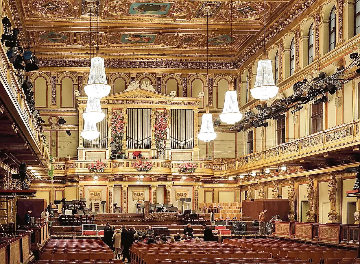 Qual è la sala da concerto più elegante del mondo? Probabilmente il Musikverein di Vienna. Risale al 1870 ed è la sede principale dei Wiener Philharmoniker. La Goldener Saal, 49 metri per 19 (e quasi 18 di altezza), è la “casa” del grande valzer viennese. Ospita fino a 1.745 spettatori seduti, più 300 in piedi. (foto BWAG