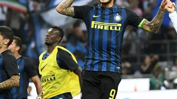 Inter Milan's players celebrate at the end of the Serie A soccer match between Inter Milan and Juventus at the Giuseppe Meazza stadium in Milan, Italy, 18 September 2016. Ansa/Daniel Dal Zennaro