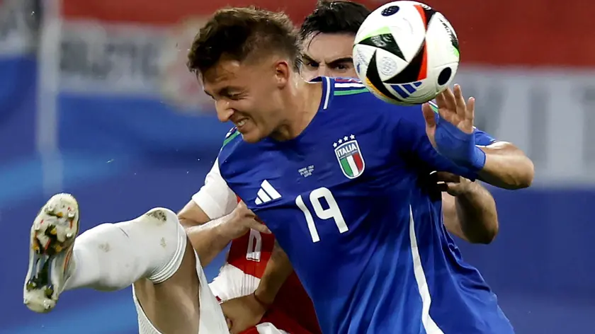 epa11435172 Josip Sutalo of Croatia and Mateo Retegui (front) of Italy in action during the UEFA EURO 2024 group B soccer match between Croatia and Italy, in Leipzig, Germany, 24 June 2024. EPA/ROBERT GHEMENT