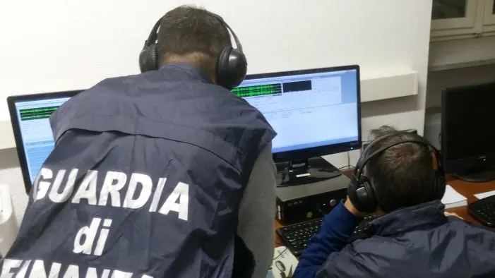 Investigatori della guardia di finanza e della polizia di Stato