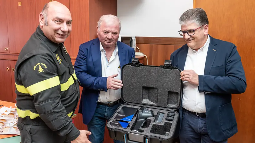 Este, (PD), 17 maggio 2019. Azienda Costantin carburanti dona termorilevatore ai VVF di Este. Nella foto: il sig. Costantin dona lo strumento.