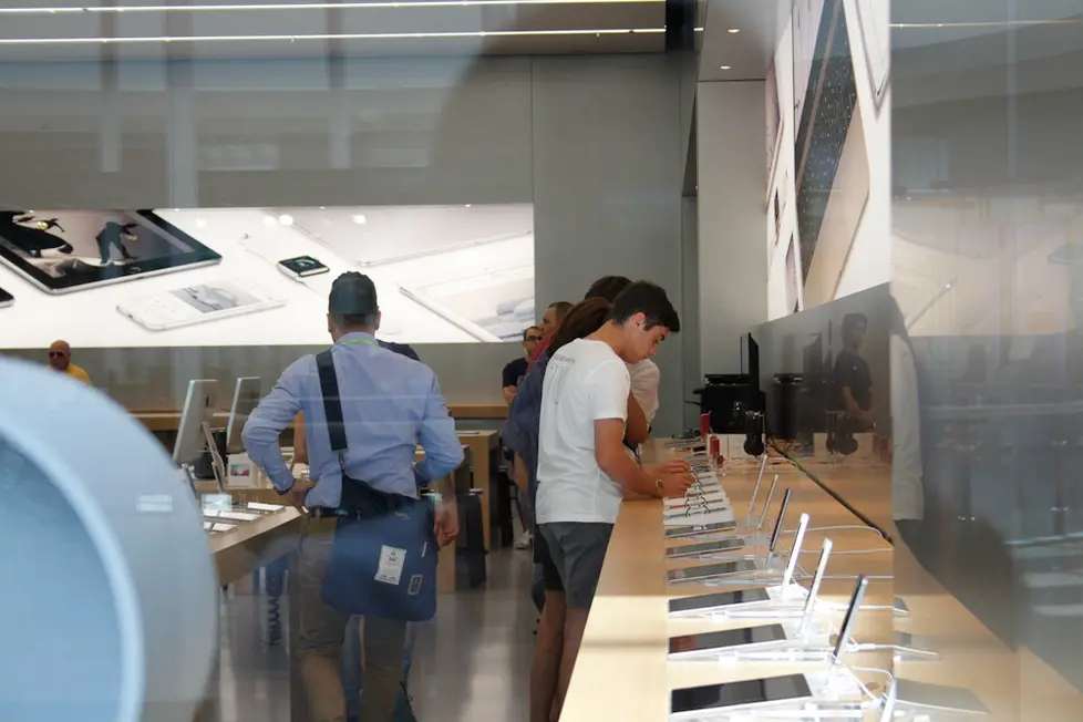 Agenzia Candussi. giornalista: costa. Nave De Vero, fila di clienti per acquistare il nuovo Appel Watch presso Apple store.