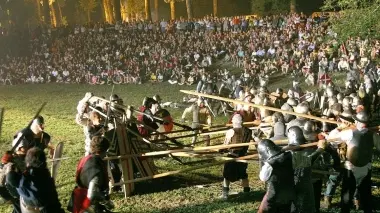RITORNO AL MEDIOEVO Oggi al Castello di San Martino a Cervarese Santa Croce si tiene il Palio dello Sparviero In basso la trebbiatura