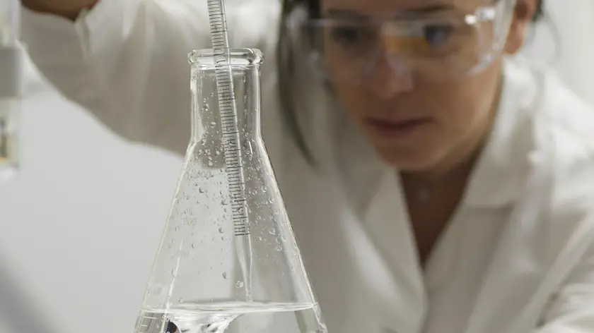 Una giovane ricercatrice alle prese con un esperimento in laboratorio