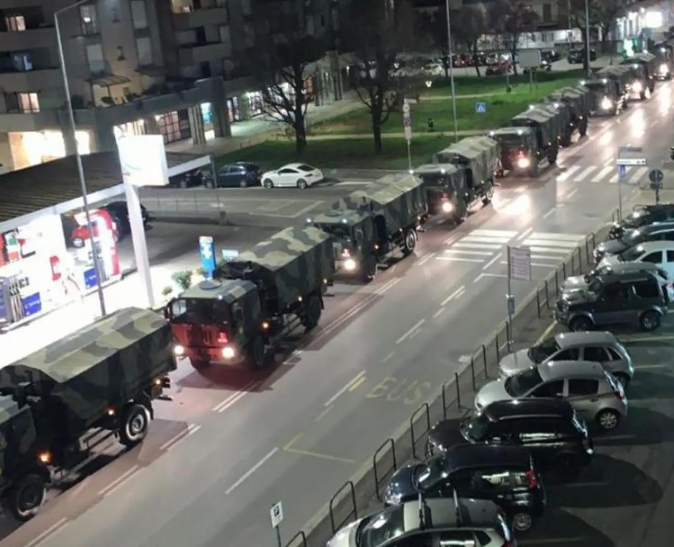 I camion che trasportano le bare dei morti di Covid