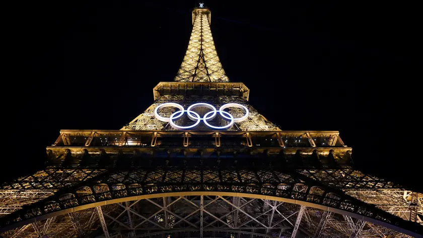 epa11493246 The Olympic Rings are displayed on the Eiffel tower in Paris, France, 23 July 2024. The opening ceremony of the Paris 2024 Olympic Games will begin with a nautical parade on the Seine and end on the protocol stage in front of the Eiffel Tower on 26 July. EPA/ETTORE FERRARI