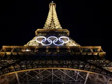 epa11493246 The Olympic Rings are displayed on the Eiffel tower in Paris, France, 23 July 2024. The opening ceremony of the Paris 2024 Olympic Games will begin with a nautical parade on the Seine and end on the protocol stage in front of the Eiffel Tower on 26 July. EPA/ETTORE FERRARI